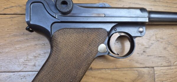 Exceptionnel Pistolet Luger P04 de Marine - Empire allemand 1ière Guerre mondiale - Arme de la 5° livraison de 8.000 armes en 1916-1917 - Cal. 9x19 - Arme en état d'exception mono-matricule jusqu'au chargeur inclus - Un des 34.000 P04 en tout - Excellent état mécanique - État esthétique superbe - Tout dernier modèle de la DMW en 1917 - Pièce très rare et summum de collection - TBE+++ – Image 26