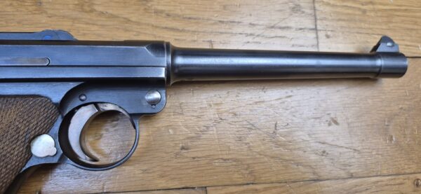Exceptionnel Pistolet Luger P04 de Marine - Empire allemand 1ière Guerre mondiale - Arme de la 5° livraison de 8.000 armes en 1916-1917 - Cal. 9x19 - Arme en état d'exception mono-matricule jusqu'au chargeur inclus - Un des 34.000 P04 en tout - Excellent état mécanique - État esthétique superbe - Tout dernier modèle de la DMW en 1917 - Pièce très rare et summum de collection - TBE+++ – Image 28