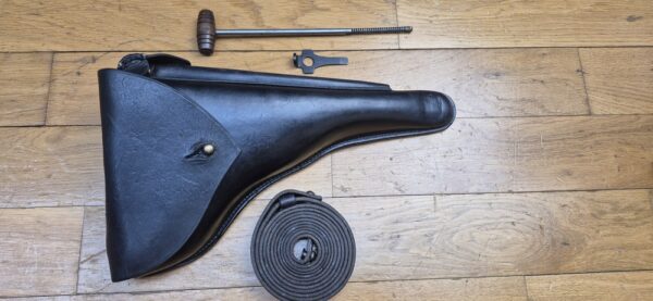 Très bel étui pour Pistolet Luger P04 de Marine - Fabrication LOH Söhne à Berlin - Premier Modèle précoce - Outils clé DMW et baguette de marine - Cuir de qualité bien souple en excellent état sur toutes ses coutures - Avec sa très rare sangle de transport !- TBE++ – Image 2