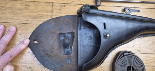 Très bel étui pour Pistolet Luger P04 de Marine - Fabrication LOH Söhne à Berlin - Premier Modèle précoce - Outils clé DMW et baguette de marine - Cuir de qualité bien souple en excellent état sur toutes ses coutures - Avec sa très rare sangle de transport !- TBE++ – Image 9