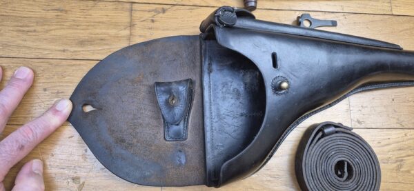 Très bel étui pour Pistolet Luger P04 de Marine - Fabrication LOH Söhne à Berlin - Premier Modèle précoce - Outils clé DMW et baguette de marine - Cuir de qualité bien souple en excellent état sur toutes ses coutures - Avec sa très rare sangle de transport !- TBE++ – Image 11
