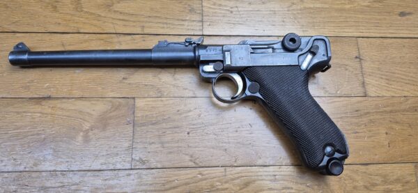 Très beau Luger d'artillerie P08 – Arme de 1917 – Canon 8 pouces (20cm!) – Fabrication DWM – Entièrement mono-matricule (sauf le chargeur qui est d'époque) – Cal. 9×19 – Hausse et guidon dérivables du premier type – Très belles plaquettes - Bronzage d'époque à encore 80% – Splendide canon TBE+ – Image 2