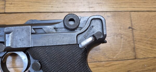 Très beau Luger d'artillerie P08 – Arme de 1917 – Canon 8 pouces (20cm!) – Fabrication DWM – Entièrement mono-matricule (sauf le chargeur qui est d'époque) – Cal. 9×19 – Hausse et guidon dérivables du premier type – Très belles plaquettes - Bronzage d'époque à encore 80% – Splendide canon TBE+ – Image 5