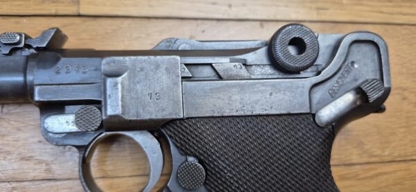 Très beau Luger d'artillerie P08 – Arme de 1917 – Canon 8 pouces (20cm!) – Fabrication DWM – Entièrement mono-matricule (sauf le chargeur qui est d'époque) – Cal. 9×19 – Hausse et guidon dérivables du premier type – Très belles plaquettes - Bronzage d'époque à encore 80% – Splendide canon TBE+ – Image 6