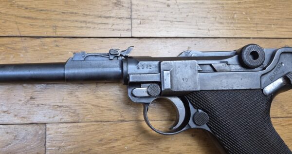 Très beau Luger d'artillerie P08 – Arme de 1917 – Canon 8 pouces (20cm!) – Fabrication DWM – Entièrement mono-matricule (sauf le chargeur qui est d'époque) – Cal. 9×19 – Hausse et guidon dérivables du premier type – Très belles plaquettes - Bronzage d'époque à encore 80% – Splendide canon TBE+ – Image 7