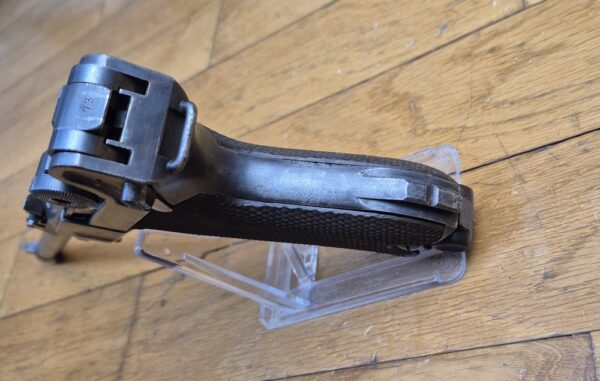Très beau Luger d'artillerie P08 – Arme de 1917 – Canon 8 pouces (20cm!) – Fabrication DWM – Entièrement mono-matricule (sauf le chargeur qui est d'époque) – Cal. 9×19 – Hausse et guidon dérivables du premier type – Très belles plaquettes - Bronzage d'époque à encore 80% – Splendide canon TBE+ – Image 9