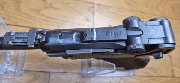 Très beau Luger d'artillerie P08 – Arme de 1917 – Canon 8 pouces (20cm!) – Fabrication DWM – Entièrement mono-matricule (sauf le chargeur qui est d'époque) – Cal. 9×19 – Hausse et guidon dérivables du premier type – Très belles plaquettes - Bronzage d'époque à encore 80% – Splendide canon TBE+ – Image 10