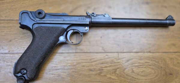 Très beau Luger d'artillerie P08 – Arme de 1917 – Canon 8 pouces (20cm!) – Fabrication DWM – Entièrement mono-matricule (sauf le chargeur qui est d'époque) – Cal. 9×19 – Hausse et guidon dérivables du premier type – Très belles plaquettes - Bronzage d'époque à encore 80% – Splendide canon TBE+ – Image 14