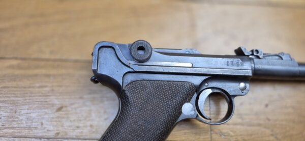 Très beau Luger d'artillerie P08 – Arme de 1917 – Canon 8 pouces (20cm!) – Fabrication DWM – Entièrement mono-matricule (sauf le chargeur qui est d'époque) – Cal. 9×19 – Hausse et guidon dérivables du premier type – Très belles plaquettes - Bronzage d'époque à encore 80% – Splendide canon TBE+ – Image 16