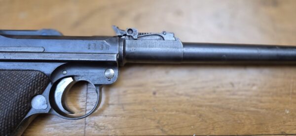 Très beau Luger d'artillerie P08 – Arme de 1917 – Canon 8 pouces (20cm!) – Fabrication DWM – Entièrement mono-matricule (sauf le chargeur qui est d'époque) – Cal. 9×19 – Hausse et guidon dérivables du premier type – Très belles plaquettes - Bronzage d'époque à encore 80% – Splendide canon TBE+ – Image 17