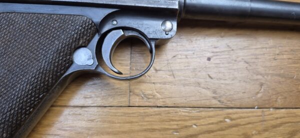 Très beau Luger d'artillerie P08 – Arme de 1917 – Canon 8 pouces (20cm!) – Fabrication DWM – Entièrement mono-matricule (sauf le chargeur qui est d'époque) – Cal. 9×19 – Hausse et guidon dérivables du premier type – Très belles plaquettes - Bronzage d'époque à encore 80% – Splendide canon TBE+ – Image 18