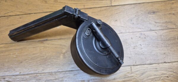 Rarissime chargeur "Trommel Magazin" dit chargeur "escargot" (en Bourgogne!) ou "T.M" pour pistolets Luger P08 - Capacité d'origine 32 coups réduite à 20 coups en cal. 9 x19 - Rarissime fabrication AEG - 70.000 exemplaires seulement - Très bel état esthétique et mécanique - Pièce de la plus grande rareté - Catégorie B - TBE++ – Image 2