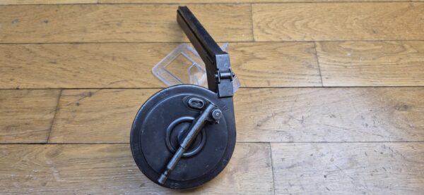 Rarissime chargeur "Trommel Magazin" dit chargeur "escargot" (en Bourgogne!) ou "T.M" pour pistolets Luger P08 - Capacité d'origine 32 coups réduite à 20 coups en cal. 9 x19 - Rarissime fabrication AEG - 70.000 exemplaires seulement - Très bel état esthétique et mécanique - Pièce de la plus grande rareté - Catégorie B - TBE++ – Image 3