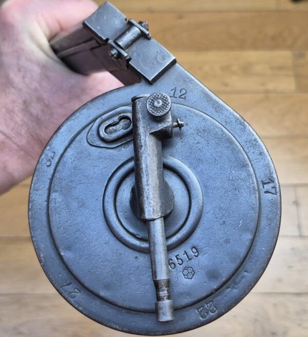 Rarissime chargeur "Trommel Magazin" dit chargeur "escargot" (en Bourgogne!) ou "T.M" pour pistolets Luger P08 - Capacité d'origine 32 coups réduite à 20 coups en cal. 9 x19 - Rarissime fabrication AEG - 70.000 exemplaires seulement - Très bel état esthétique et mécanique - Pièce de la plus grande rareté - Catégorie B - TBE++ – Image 4
