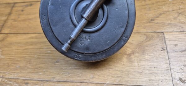 Rarissime chargeur "Trommel Magazin" dit chargeur "escargot" (en Bourgogne!) ou "T.M" pour pistolets Luger P08 - Capacité d'origine 32 coups réduite à 20 coups en cal. 9 x19 - Rarissime fabrication AEG - 70.000 exemplaires seulement - Très bel état esthétique et mécanique - Pièce de la plus grande rareté - Catégorie B - TBE++ – Image 6