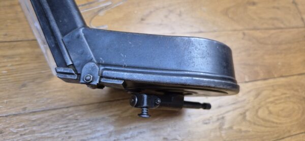 Rarissime chargeur "Trommel Magazin" dit chargeur "escargot" (en Bourgogne!) ou "T.M" pour pistolets Luger P08 - Capacité d'origine 32 coups réduite à 20 coups en cal. 9 x19 - Rarissime fabrication AEG - 70.000 exemplaires seulement - Très bel état esthétique et mécanique - Pièce de la plus grande rareté - Catégorie B - TBE++ – Image 11