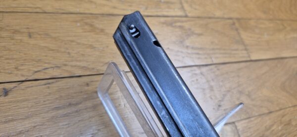 Rarissime chargeur "Trommel Magazin" dit chargeur "escargot" (en Bourgogne!) ou "T.M" pour pistolets Luger P08 - Capacité d'origine 32 coups réduite à 20 coups en cal. 9 x19 - Rarissime fabrication AEG - 70.000 exemplaires seulement - Très bel état esthétique et mécanique - Pièce de la plus grande rareté - Catégorie B - TBE++ – Image 13