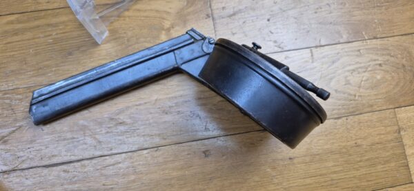 Rarissime chargeur "Trommel Magazin" dit chargeur "escargot" (en Bourgogne!) ou "T.M" pour pistolets Luger P08 - Capacité d'origine 32 coups réduite à 20 coups en cal. 9 x19 - Rarissime fabrication AEG - 70.000 exemplaires seulement - Très bel état esthétique et mécanique - Pièce de la plus grande rareté - Catégorie B - TBE++ – Image 14