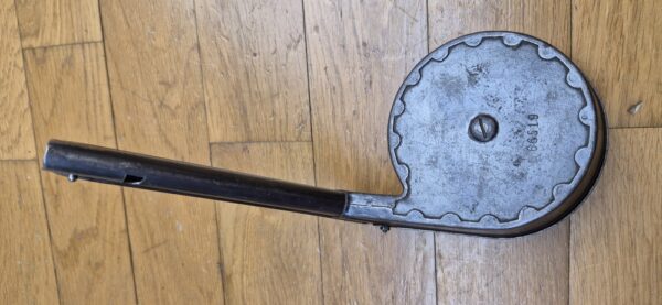 Rarissime chargeur "Trommel Magazin" dit chargeur "escargot" (en Bourgogne!) ou "T.M" pour pistolets Luger P08 - Capacité d'origine 32 coups réduite à 20 coups en cal. 9 x19 - Rarissime fabrication AEG - 70.000 exemplaires seulement - Très bel état esthétique et mécanique - Pièce de la plus grande rareté - Catégorie B - TBE++ – Image 17