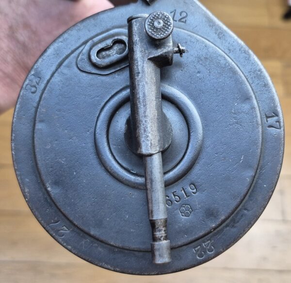 Rarissime chargeur "Trommel Magazin" dit chargeur "escargot" (en Bourgogne!) ou "T.M" pour pistolets Luger P08 - Capacité d'origine 32 coups réduite à 20 coups en cal. 9 x19 - Rarissime fabrication AEG - 70.000 exemplaires seulement - Très bel état esthétique et mécanique - Pièce de la plus grande rareté - Catégorie B - TBE++ – Image 22