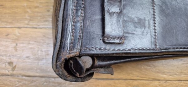 Très bel étui pour pistolet Luger P08 long dit d'artillerie -  Fabrication MÜLHENFELD &CO  à BARMEN en 1915 - Etui du 1er type complet avec ses outils - Très beaux cuir en TBE et souple - Encore brun (rare) - Nominatif et Attribué au F.A.R 58 - Pièce précoce et superbe en TBE++FAR – Image 18