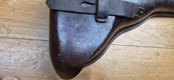 Très bel étui pour pistolet Luger P08 long dit d'artillerie -  Fabrication MÜLHENFELD &CO  à BARMEN en 1915 - Etui du 1er type complet avec ses outils - Très beaux cuir en TBE et souple - Encore brun (rare) - Nominatif et Attribué au F.A.R 58 - Pièce précoce et superbe en TBE++FAR – Image 12