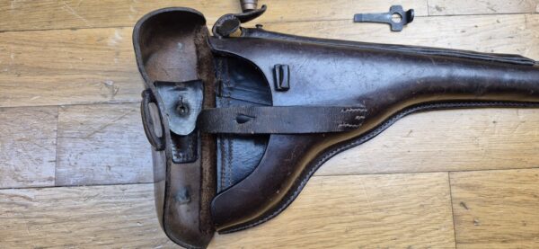 Très bel étui pour pistolet Luger P08 long dit d'artillerie -  Fabrication MÜLHENFELD &CO  à BARMEN en 1915 - Etui du 1er type complet avec ses outils - Très beaux cuir en TBE et souple - Encore brun (rare) - Nominatif et Attribué au F.A.R 58 - Pièce précoce et superbe en TBE++FAR – Image 10