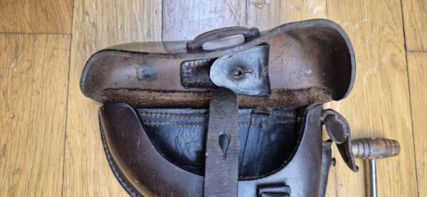 Très bel étui pour pistolet Luger P08 long dit d'artillerie -  Fabrication MÜLHENFELD &CO  à BARMEN en 1915 - Etui du 1er type complet avec ses outils - Très beaux cuir en TBE et souple - Encore brun (rare) - Nominatif et Attribué au F.A.R 58 - Pièce précoce et superbe en TBE++FAR – Image 9