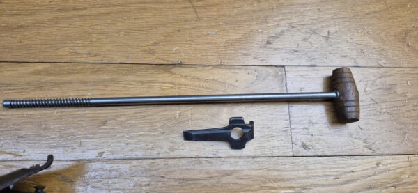 Très bel étui pour pistolet Luger P08 long dit d'artillerie -  Fabrication MÜLHENFELD &CO  à BARMEN en 1915 - Etui du 1er type complet avec ses outils - Très beaux cuir en TBE et souple - Encore brun (rare) - Nominatif et Attribué au F.A.R 58 - Pièce précoce et superbe en TBE++FAR – Image 8