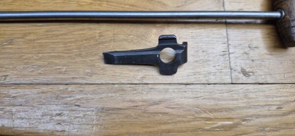 Très bel étui pour pistolet Luger P08 long dit d'artillerie -  Fabrication MÜLHENFELD &CO  à BARMEN en 1915 - Etui du 1er type complet avec ses outils - Très beaux cuir en TBE et souple - Encore brun (rare) - Nominatif et Attribué au F.A.R 58 - Pièce précoce et superbe en TBE++FAR – Image 7