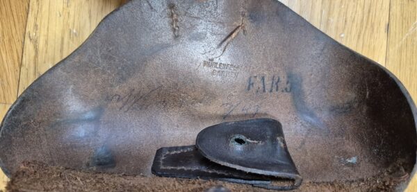 Très bel étui pour pistolet Luger P08 long dit d'artillerie -  Fabrication MÜLHENFELD &CO  à BARMEN en 1915 - Etui du 1er type complet avec ses outils - Très beaux cuir en TBE et souple - Encore brun (rare) - Nominatif et Attribué au F.A.R 58 - Pièce précoce et superbe en TBE++FAR – Image 5