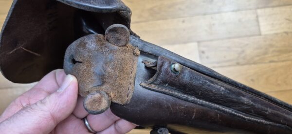 Très bel étui pour pistolet Luger P08 long dit d'artillerie -  Fabrication MÜLHENFELD &CO  à BARMEN en 1915 - Etui du 1er type complet avec ses outils - Très beaux cuir en TBE et souple - Encore brun (rare) - Nominatif et Attribué au F.A.R 58 - Pièce précoce et superbe en TBE++FAR – Image 2