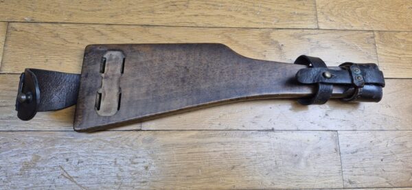 Très belle crosse pour pistolet Luger P08 long dit "d'artillerie" - Exemplaire doté de tous ses cuirs d'attache bien souples et solides - Beaux poinçons et marquages d'origine - Fabrication Maury & Co -Très rare surtout avec ses cuirs - Excellent état - TBE++ – Image 2