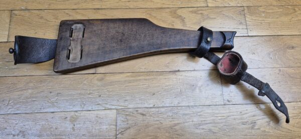 Très belle crosse pour pistolet Luger P08 long dit "d'artillerie" - Exemplaire doté de tous ses cuirs d'attache bien souples et solides - Beaux poinçons et marquages d'origine - Fabrication Maury & Co -Très rare surtout avec ses cuirs - Excellent état - TBE++ – Image 3