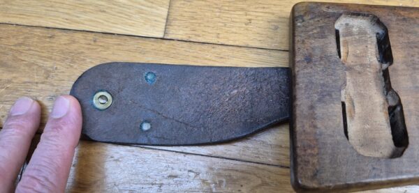 Très belle crosse pour pistolet Luger P08 long dit "d'artillerie" - Exemplaire doté de tous ses cuirs d'attache bien souples et solides - Beaux poinçons et marquages d'origine - Fabrication Maury & Co -Très rare surtout avec ses cuirs - Excellent état - TBE++ – Image 4