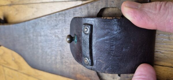 Très belle crosse pour pistolet Luger P08 long dit "d'artillerie" - Exemplaire doté de tous ses cuirs d'attache bien souples et solides - Beaux poinçons et marquages d'origine - Fabrication Maury & Co -Très rare surtout avec ses cuirs - Excellent état - TBE++ – Image 6