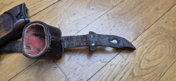 Très belle crosse pour pistolet Luger P08 long dit "d'artillerie" - Exemplaire doté de tous ses cuirs d'attache bien souples et solides - Beaux poinçons et marquages d'origine - Fabrication Maury & Co -Très rare surtout avec ses cuirs - Excellent état - TBE++ – Image 8