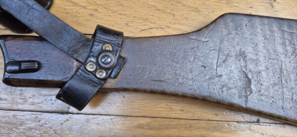 Très belle crosse pour pistolet Luger P08 long dit "d'artillerie" - Exemplaire doté de tous ses cuirs d'attache bien souples et solides - Beaux poinçons et marquages d'origine - Fabrication Maury & Co -Très rare surtout avec ses cuirs - Excellent état - TBE++ – Image 11
