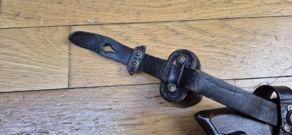 Très belle crosse pour pistolet Luger P08 long dit "d'artillerie" - Exemplaire doté de tous ses cuirs d'attache bien souples et solides - Beaux poinçons et marquages d'origine - Fabrication Maury & Co -Très rare surtout avec ses cuirs - Excellent état - TBE++ – Image 13