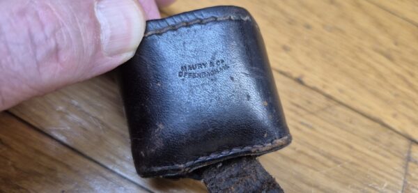 Très belle crosse pour pistolet Luger P08 long dit "d'artillerie" - Exemplaire doté de tous ses cuirs d'attache bien souples et solides - Beaux poinçons et marquages d'origine - Fabrication Maury & Co -Très rare surtout avec ses cuirs - Excellent état - TBE++ – Image 14