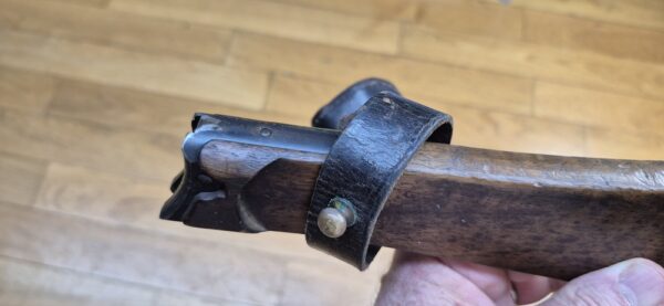 Très belle crosse pour pistolet Luger P08 long dit "d'artillerie" - Exemplaire doté de tous ses cuirs d'attache bien souples et solides - Beaux poinçons et marquages d'origine - Fabrication Maury & Co -Très rare surtout avec ses cuirs - Excellent état - TBE++ – Image 16