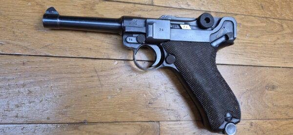 Très rare Luger P08 dit "Mauser Banner" - Arme de "Police" de fabrication Mauser en 1942 - Calibre 9x19 - Une des 25.165 arme de Police SS type Front Est - Une des 5.550 marquées "1942" à "l'Aigle+L" - État esthétique et mécanique exceptionnel - TBE+++ – Image 2
