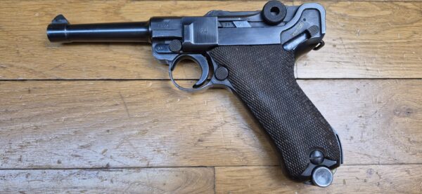 Très rare Luger P08 dit "Mauser Banner" - Arme de "Police" de fabrication Mauser en 1942 - Calibre 9x19 - Une des 25.165 arme de Police SS type Front Est - Une des 5.550 marquées "1942" à "l'Aigle+L" - État esthétique et mécanique exceptionnel - TBE+++ – Image 3