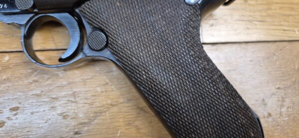 Très rare Luger P08 dit "Mauser Banner" - Arme de "Police" de fabrication Mauser en 1942 - Calibre 9x19 - Une des 25.165 arme de Police SS type Front Est - Une des 5.550 marquées "1942" à "l'Aigle+L" - État esthétique et mécanique exceptionnel - TBE+++ – Image 5