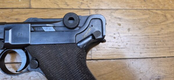 Très rare Luger P08 dit "Mauser Banner" - Arme de "Police" de fabrication Mauser en 1942 - Calibre 9x19 - Une des 25.165 arme de Police SS type Front Est - Une des 5.550 marquées "1942" à "l'Aigle+L" - État esthétique et mécanique exceptionnel - TBE+++ – Image 6