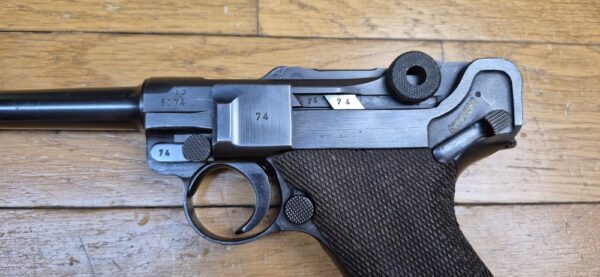 Très rare Luger P08 dit "Mauser Banner" - Arme de "Police" de fabrication Mauser en 1942 - Calibre 9x19 - Une des 25.165 arme de Police SS type Front Est - Une des 5.550 marquées "1942" à "l'Aigle+L" - État esthétique et mécanique exceptionnel - TBE+++ – Image 7