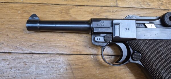 Très rare Luger P08 dit "Mauser Banner" - Arme de "Police" de fabrication Mauser en 1942 - Calibre 9x19 - Une des 25.165 arme de Police SS type Front Est - Une des 5.550 marquées "1942" à "l'Aigle+L" - État esthétique et mécanique exceptionnel - TBE+++ – Image 8