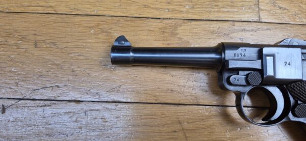 Très rare Luger P08 dit "Mauser Banner" - Arme de "Police" de fabrication Mauser en 1942 - Calibre 9x19 - Une des 25.165 arme de Police SS type Front Est - Une des 5.550 marquées "1942" à "l'Aigle+L" - État esthétique et mécanique exceptionnel - TBE+++ – Image 9