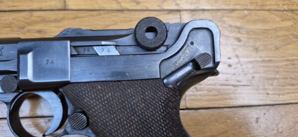 Très rare Luger P08 dit "Mauser Banner" - Arme de "Police" de fabrication Mauser en 1942 - Calibre 9x19 - Une des 25.165 arme de Police SS type Front Est - Une des 5.550 marquées "1942" à "l'Aigle+L" - État esthétique et mécanique exceptionnel - TBE+++ – Image 10