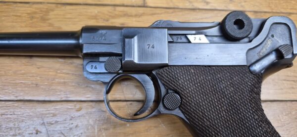 Très rare Luger P08 dit "Mauser Banner" - Arme de "Police" de fabrication Mauser en 1942 - Calibre 9x19 - Une des 25.165 arme de Police SS type Front Est - Une des 5.550 marquées "1942" à "l'Aigle+L" - État esthétique et mécanique exceptionnel - TBE+++ – Image 11